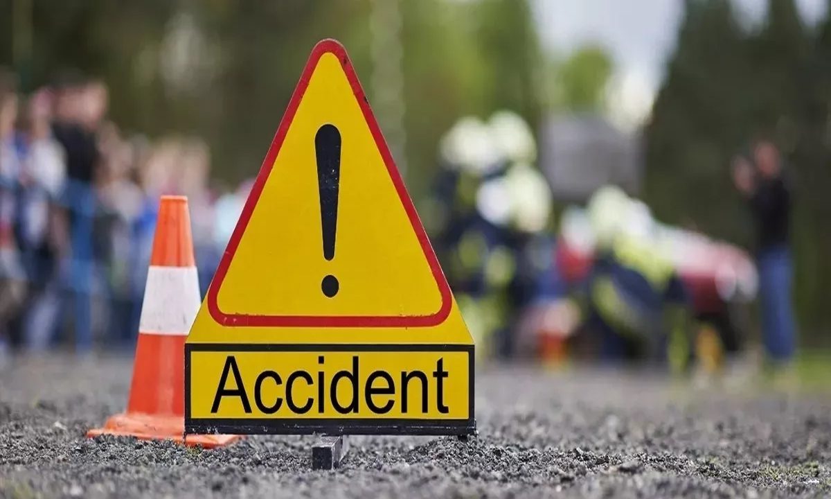 बोलेरो और बाइक की भीषण टक्कर, धू-धू कर जली गाड़ी