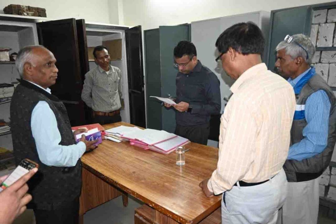 कलेक्टर ने डबल लॉक स्ट्रांग रूम का निरीक्षण किया