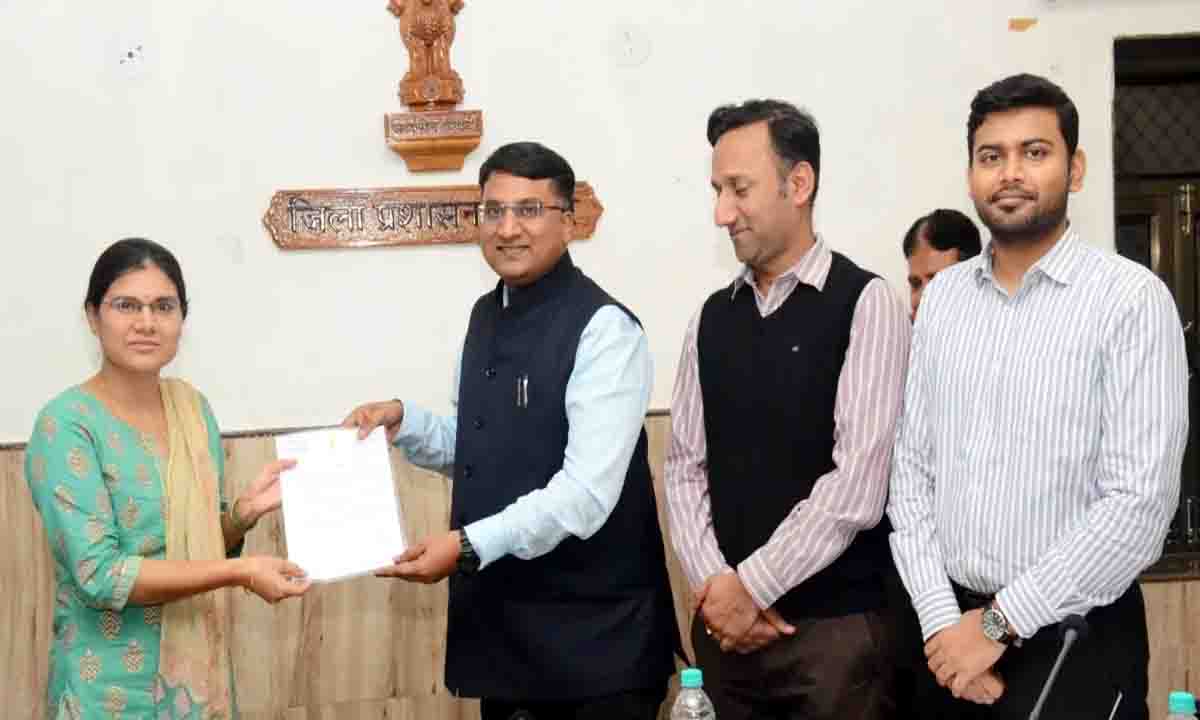 जिला निर्वाचन अधिकारी ने उत्कृष्ट कार्य करने पर प्रशस्ति पत्र देकर किया सम्मानित