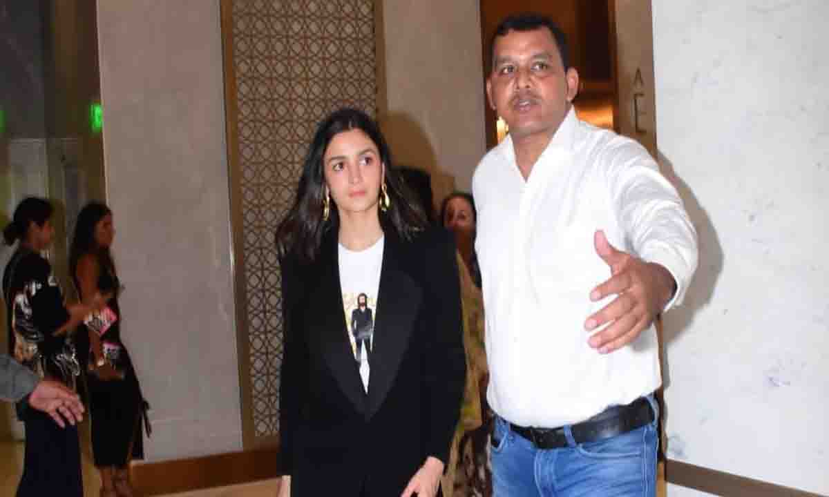 'एनिमल' की स्क्रीनिंग, आलिया ने पहनी रणबीर के चेहरे वाली टी-शर्ट