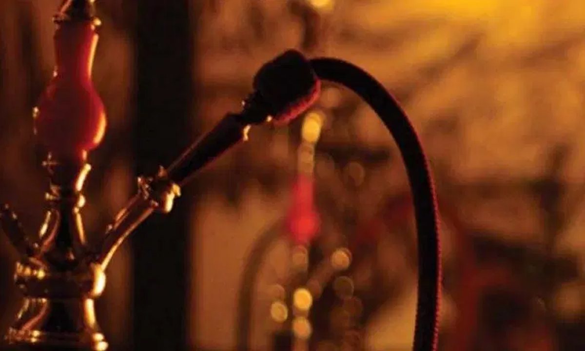 कैफे के रूप में हुक्का पार्लर चलाने के आरोप में 4 गिरफ्तार