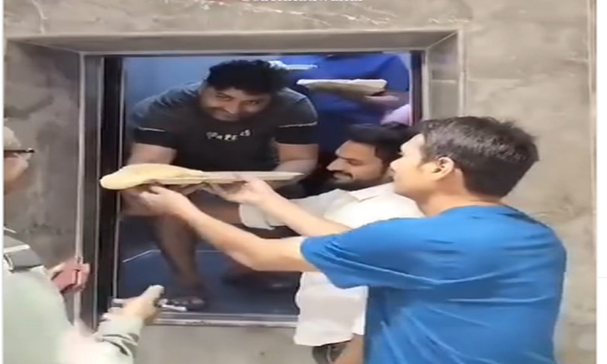 'प्राण जाए पर छोले भटूरे...', लिफ्ट में फंसे परिवार का वीडियो वायरल