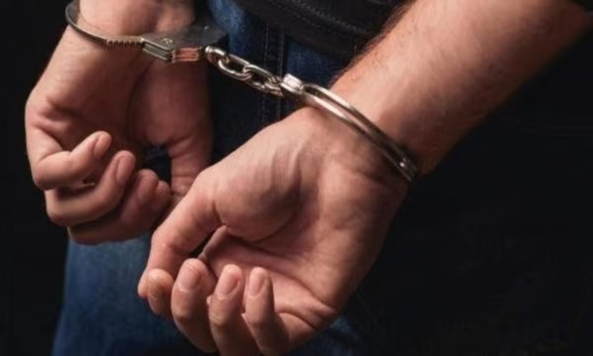 रंगदारी के लिए कार्यालय में बम विस्फोट की धमकी, दो गिरफ्तार