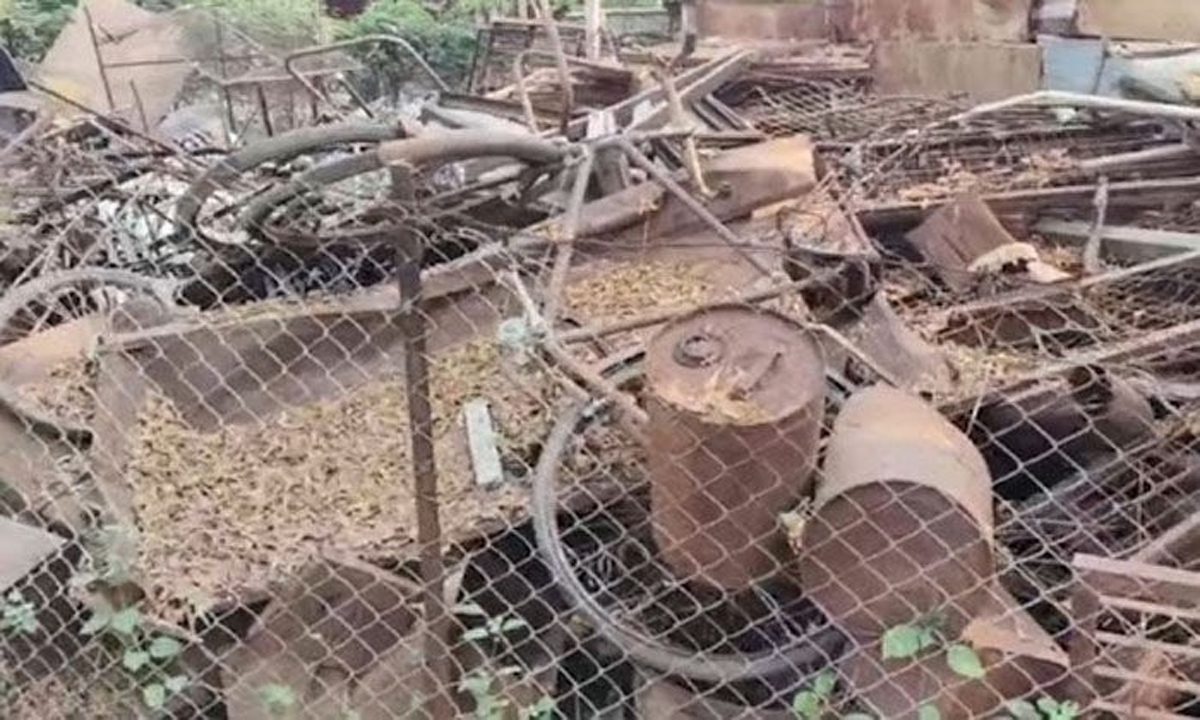 एमएस यूनिवर्सिटी के मुख्य कार्यालय के परिसर में लगा मलबे का बड़ा ढेर