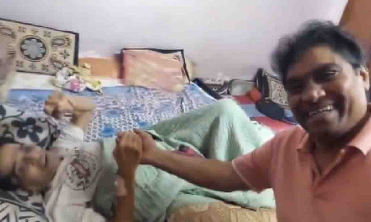 पेट के कैंसर से पीड़ित जूनियर महमूद से मिलने पहुंचे जॉनी लीवर