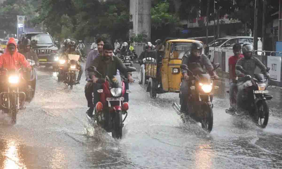 नेल्लोर में भारी बारिश, स्कूलों और कॉलेजों में कल छुट्टी