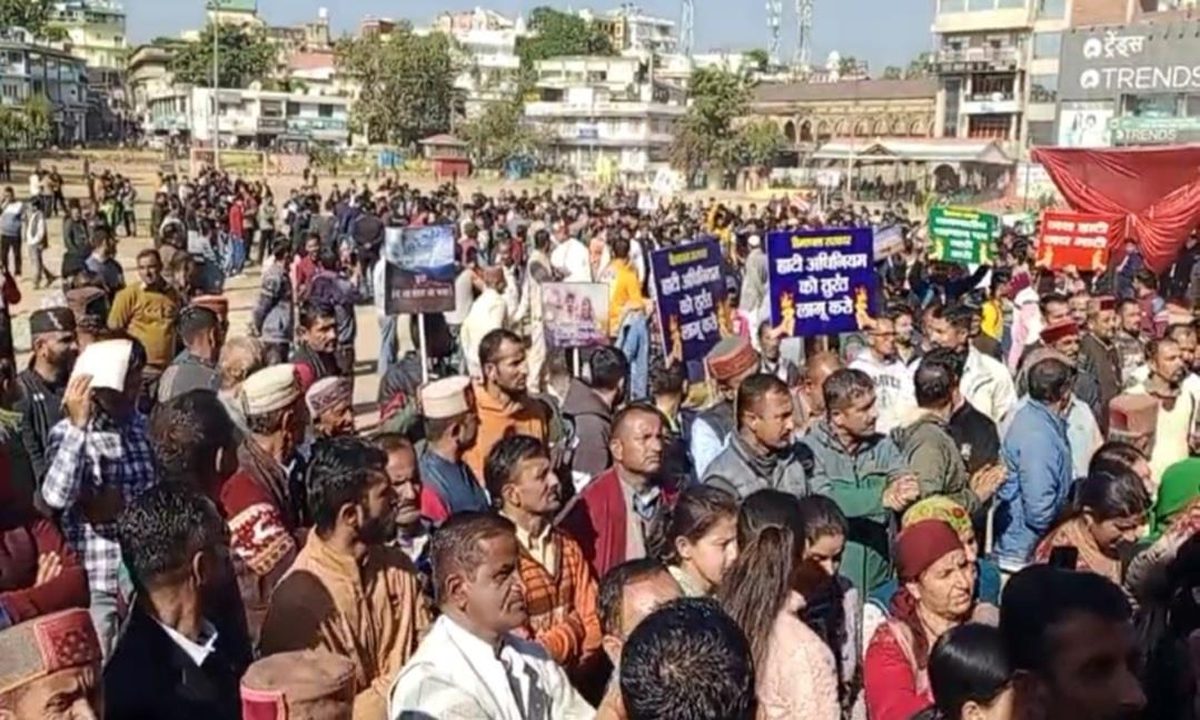 आदिवासी दर्जा कानून, हजारों लोगों ने किया विरोध प्रदर्शन