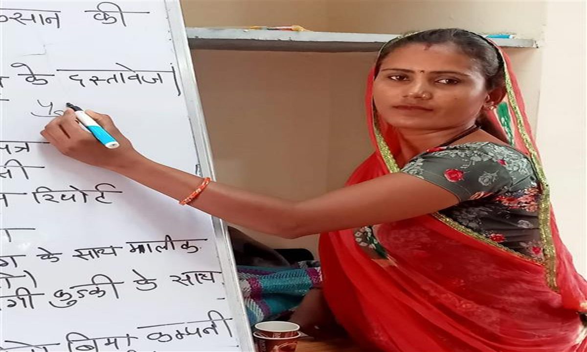 शराबी पिता, गरीबी, बाल विवाह से लड़कर 23 साल की उम्र में सरपंच बनी ये महिला