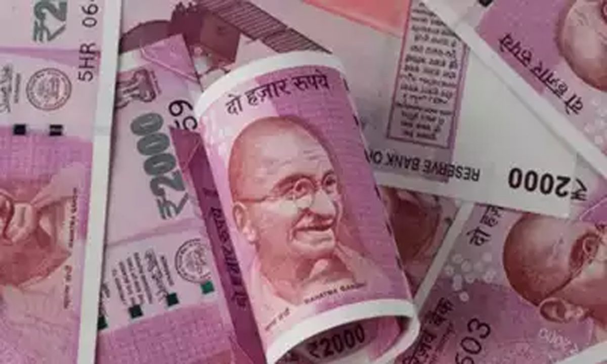 डॉलर के मुकाबले रुपया 2 पैसे गिरकर 83.05 पर बंद हुआ