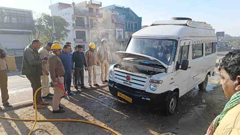 बच्चों को लेकर स्कूल जा रही थी गाड़ी, अचानक लग गई आग