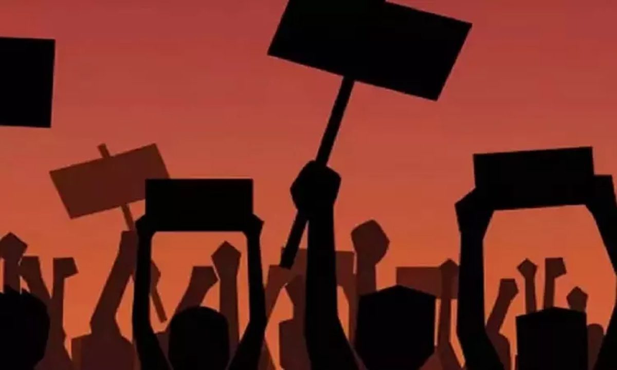 Chennai: ग्रामीणों ने कांचीपुरम कलक्ट्रेट के पास विरोध प्रदर्शन किया