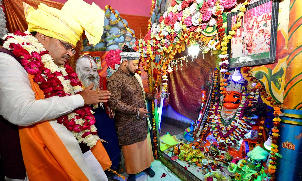 Jaipur : मुख्यमंत्री ने पुंछरी का लौठा, गोवर्धन जी मुखारबिंद एवं श्रीनाथजी मंदिर में सपत्नीक पूजा कर प्रदेश प्रार्थना की