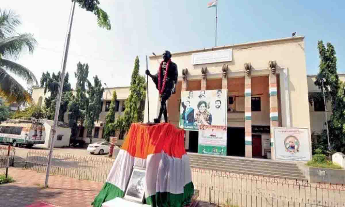 गांधी भवन एक लोकतांत्रिक केंद्र में बदल गया