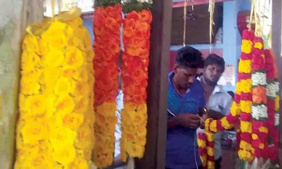 फूल विक्रेताओं का दिन गुलाबी रहा