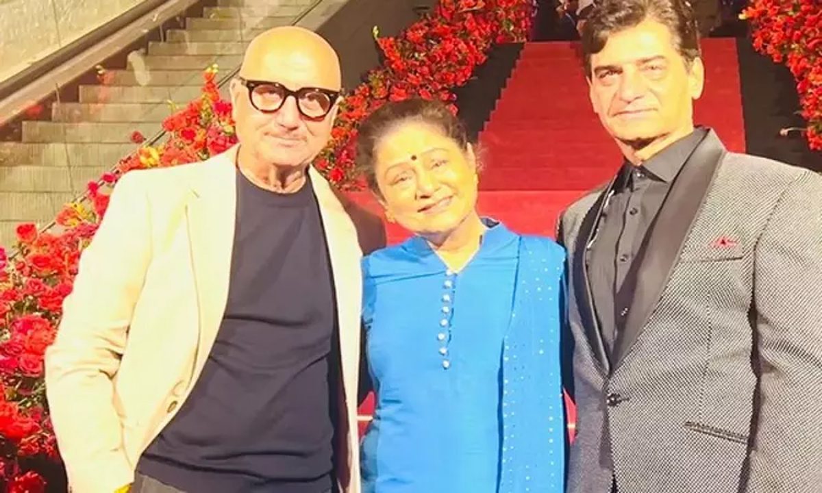 'Beta' reunion: अनुपम खेर अरुणा ईरानी, इंद्र कुमार ने एक साथ दिया पोज़