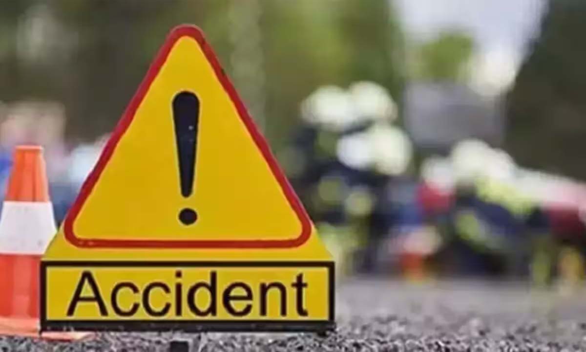 Road accident : हाईवे पर प्रधान समेत तीन की मौत, बाइक को ओवरटेक करते समय खंभे से टकराई कार