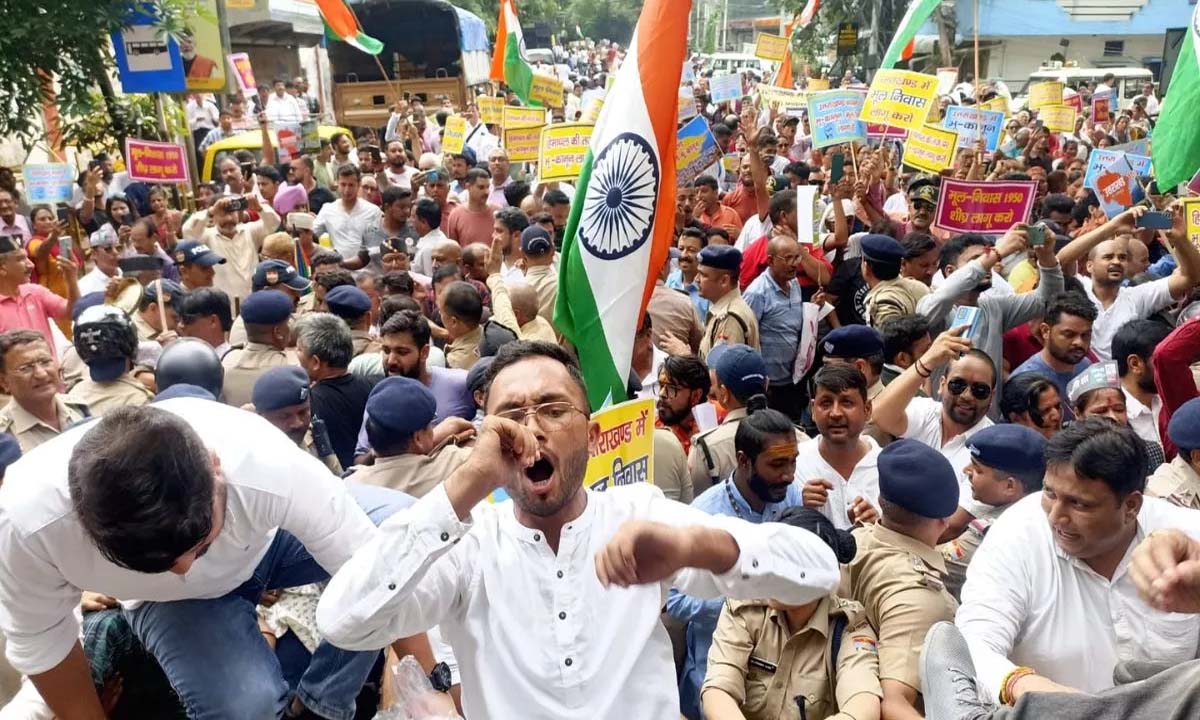 Dehradun : भू-कानून लागू करने की मांग को लेकर आज देहरादून परेड ग्राउंड में महारैली का आयोजन