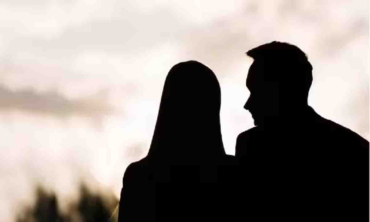 प्रेमी संग बिस्तर पर थी युवती, अचानक पहुंचे घरवाले