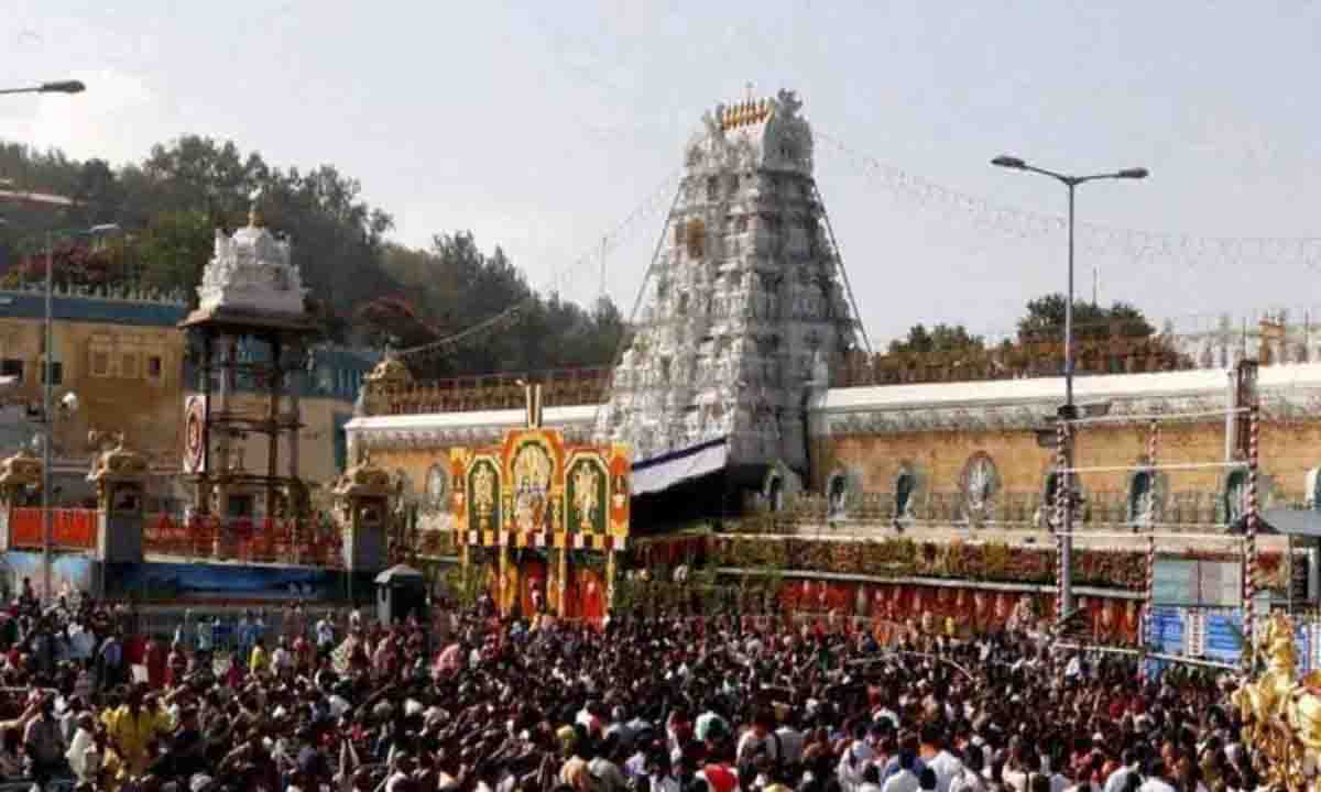 तीर्थयात्रियों की प्रगति: उत्तर द्वार दर्शन के लिए तिरुमाला में भक्तों की भारी भीड़