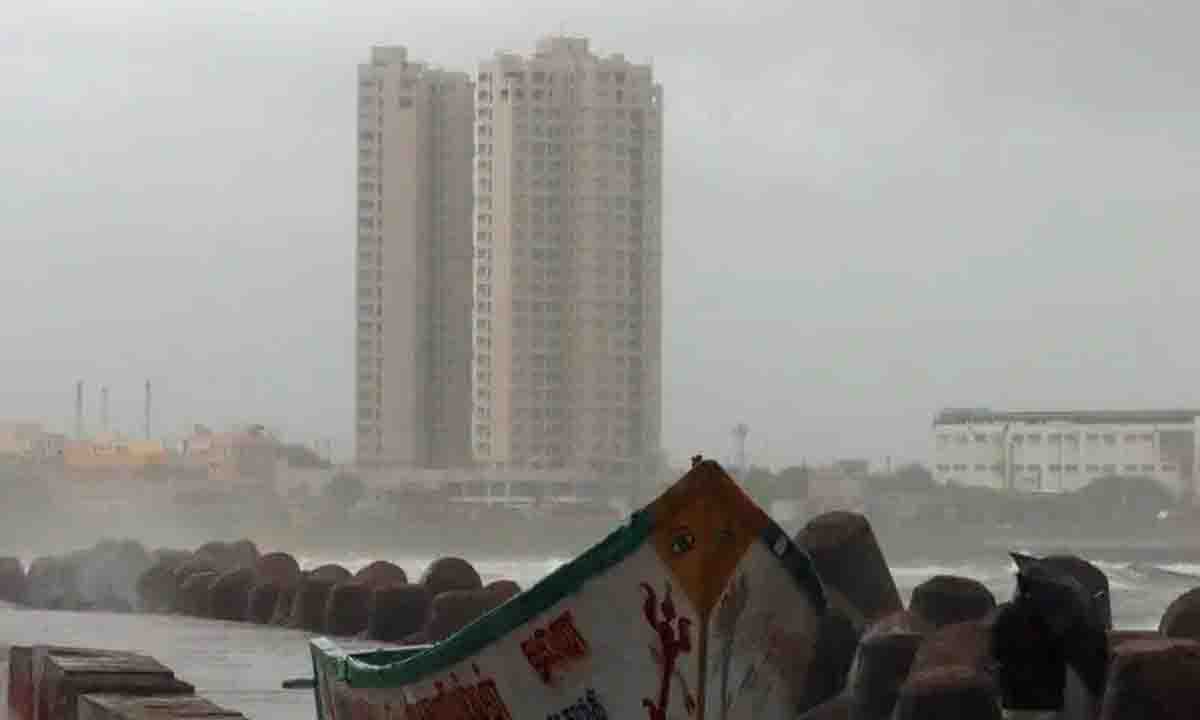 चक्रवात का खतरा, आंध्र भारी वर्षा के लिए तैयार