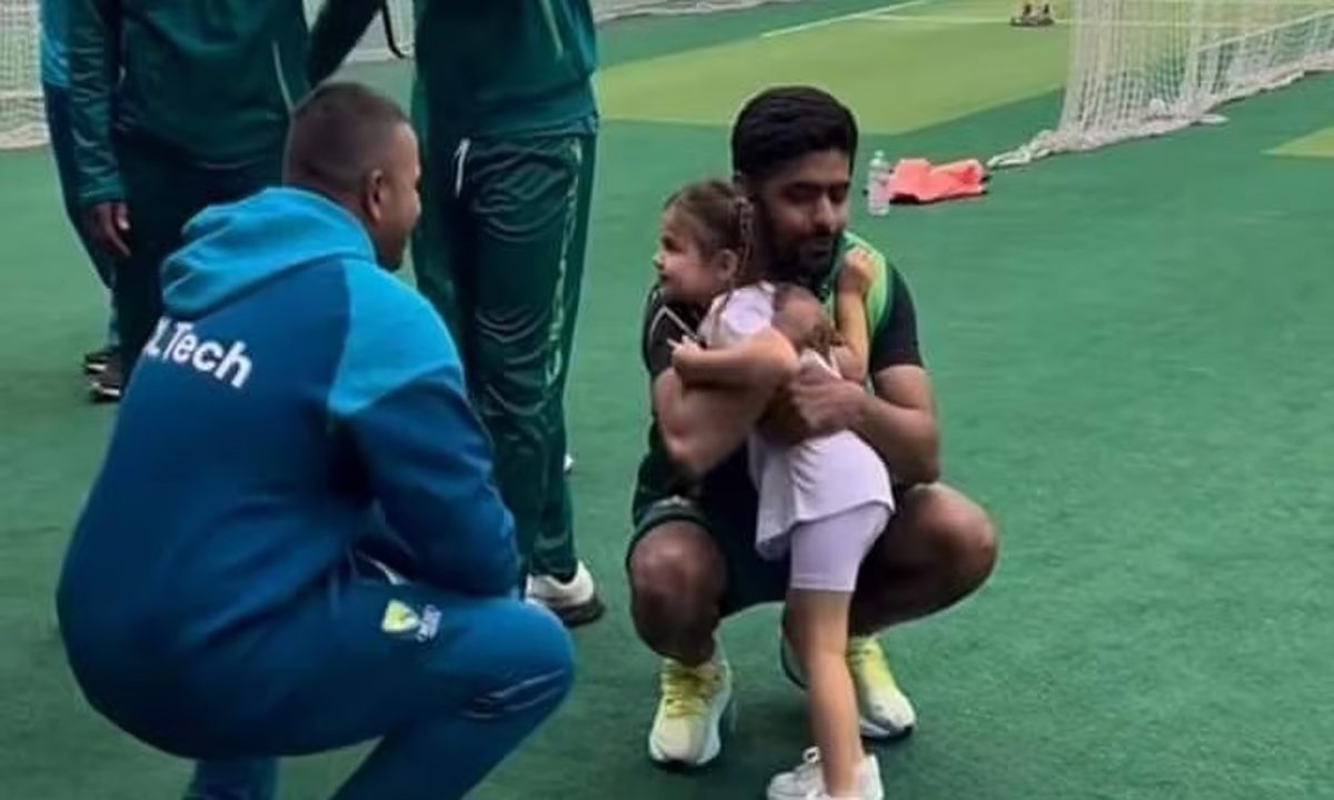 AUS vs PAK: उस्मान ख्वाजा की बेटी ने बाबर आजम को लगाया गले, VIDEO