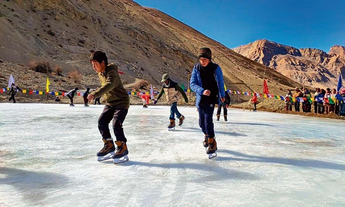 स्पीति के युवाओं को आइस हॉकी कैंप में प्रशिक्षण