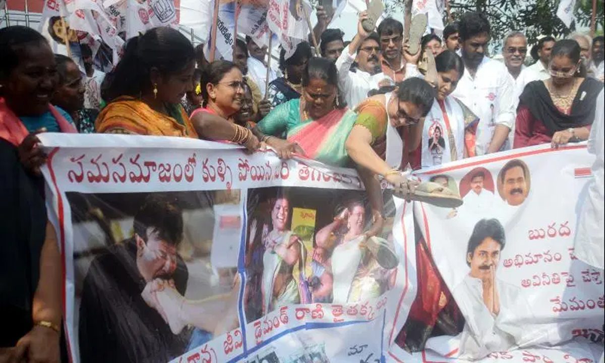 महिला नेताओं ने रामगोपाल वर्मा, रोजा, अंबाती की पोस्टरों पर मारे चप्पल