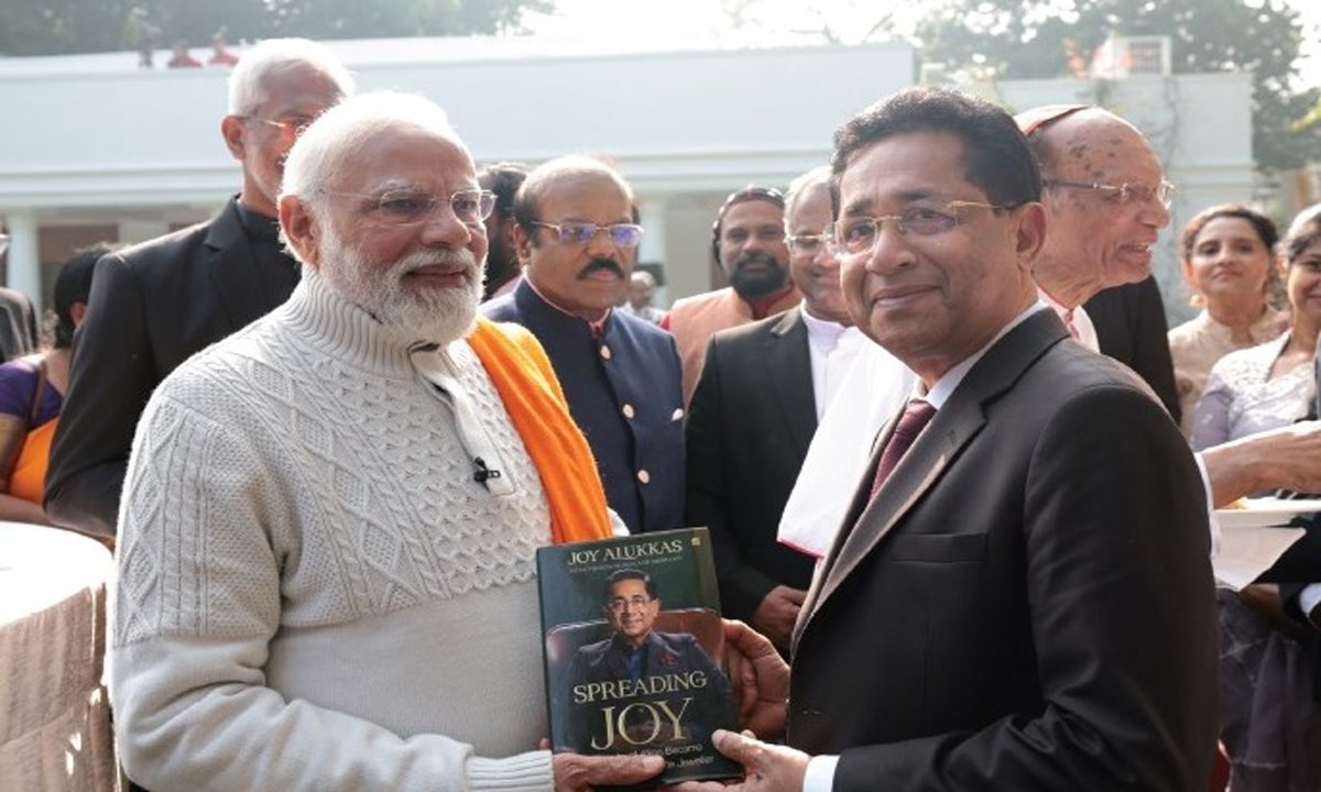 जोयालुक्कास के CMD ने पीएम PM को अपनी आत्मकथा भेंट की