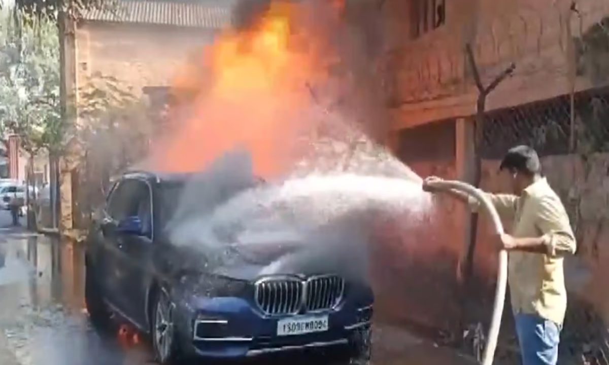 BMW में लगी भीषण आग, धूं-धूं कर जलने लगी कार, देखें VIDEO