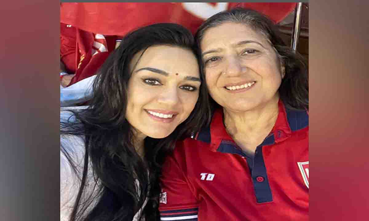 प्रीति जिंटा ने मां के जन्मदिन पर दी दिल छूने वाली बधाई