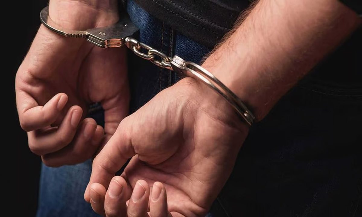 डकैती के आरोप में 6 गिरफ्तार, 27 लाख की सोने की धूल बरामद