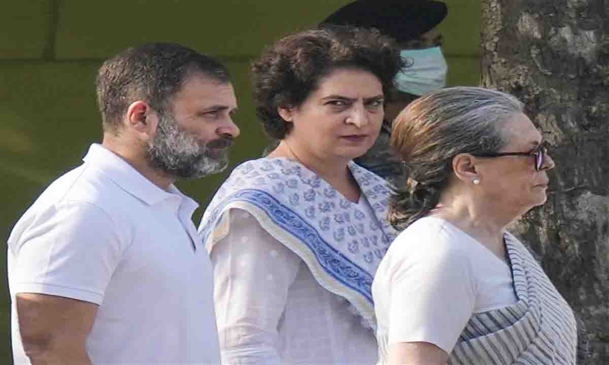 गांधी परिवार का आईटी मूल्यांकन मामला, SC ने सुनवाई टाली