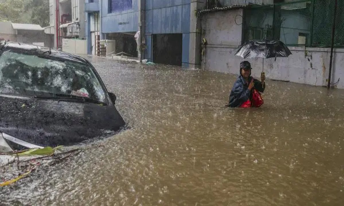 मरने वालों की संख्या बढ़कर 12 हुई