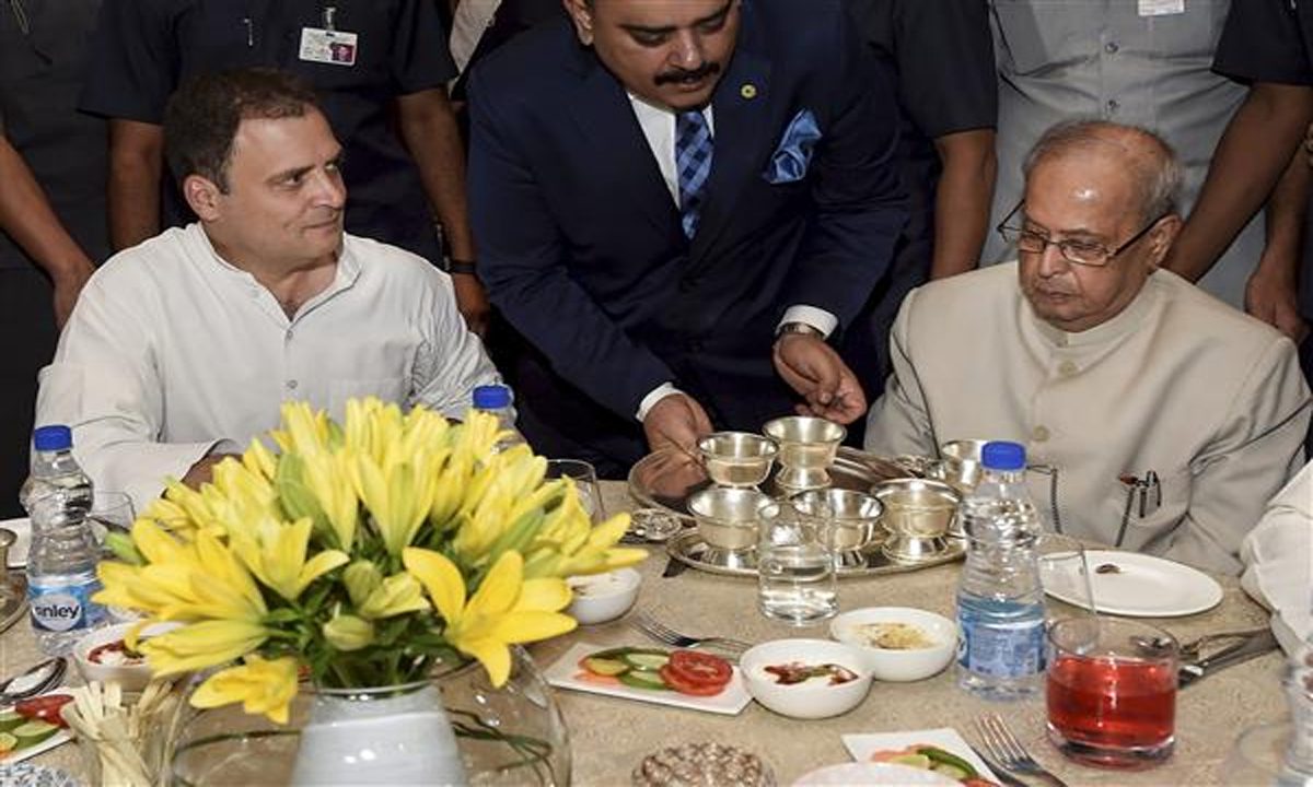 प्रणब मुखर्जी ने बेटी शर्मिष्ठा से कहा, 'शायद राजनीति राहुल को पसंद नहीं'