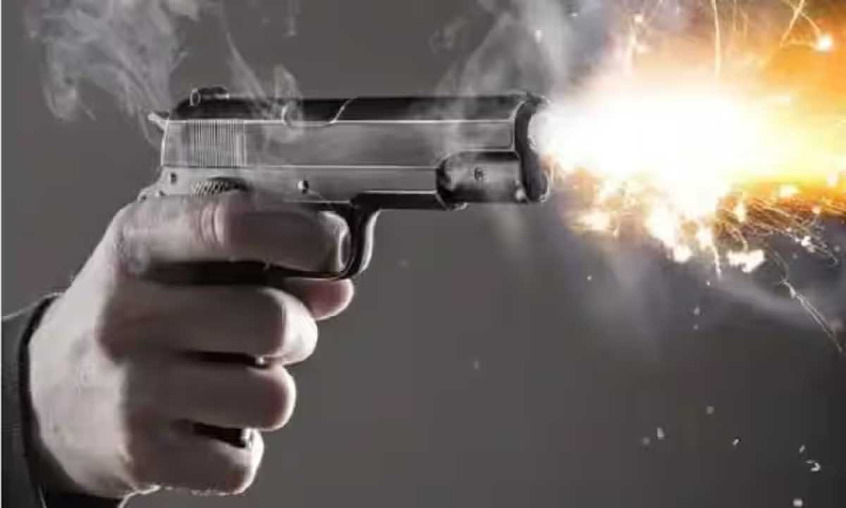 सोती हुई महिला को गोलियों से भूना, हालत गंभीर
