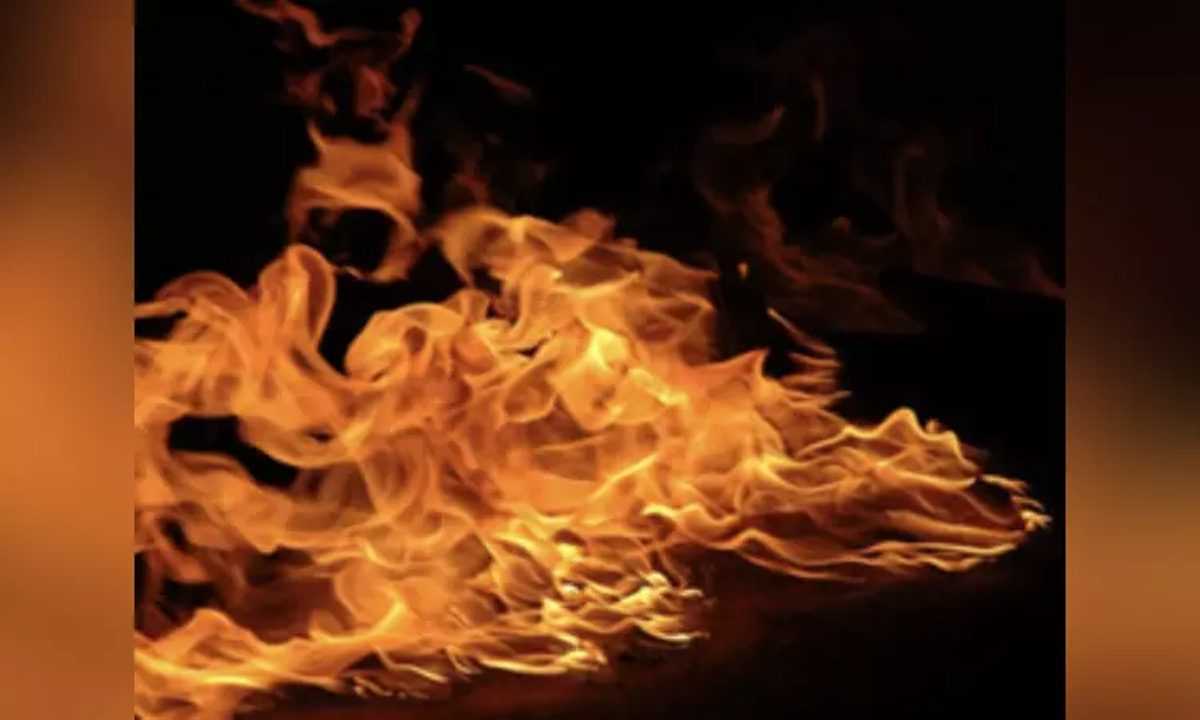 इमारत में आग लगने से मरने वालों की संख्या बढ़कर पांच हुई