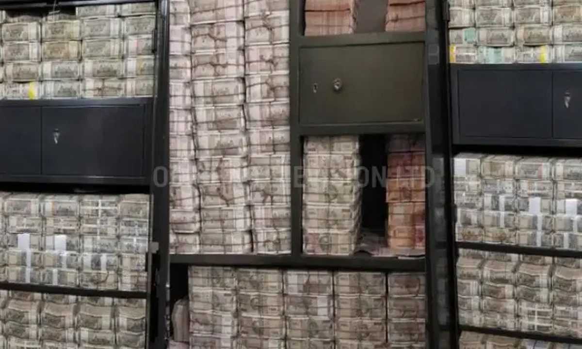 शराब निर्माण इकाइयों पर आयकर छापे, 200 करोड़ बरामद