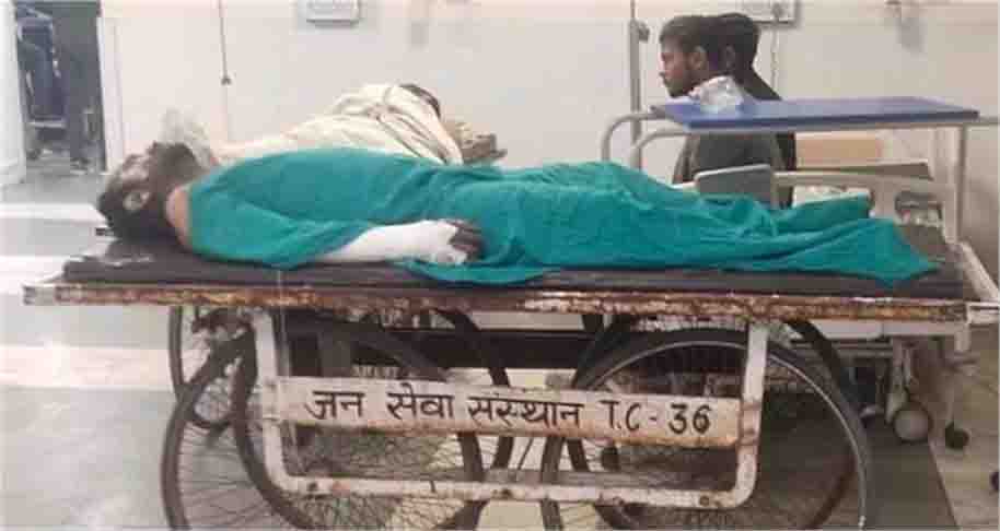 शॉपिंग मॉल में एसी आउटडोर की पाइप लीक होने से हुआ हादसा
