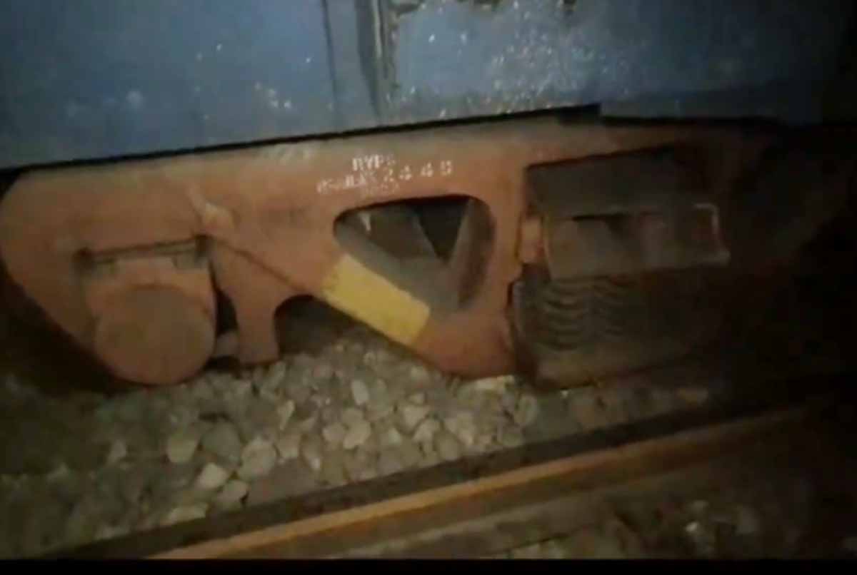 पटरी से उतरे मालगाड़ी के डिब्बे, मचा हड़कंप, VIDEO