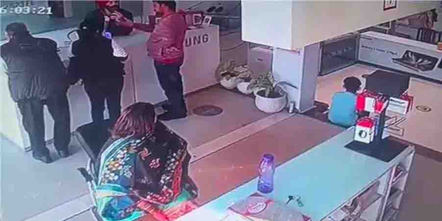 महिला ने दुकान से चुराए Iphone और पावर बैंक