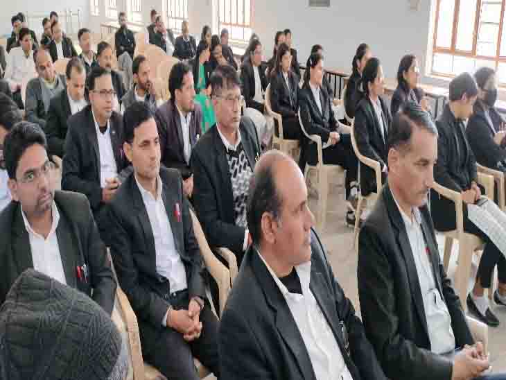 बड़े धूम धाम से मनाया गया अधिवक्ता एवं संविधान दिवस