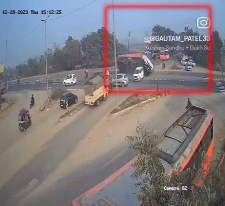 बीच सड़क पर पलटा ट्रक, देखें खौफनाक वीडियो