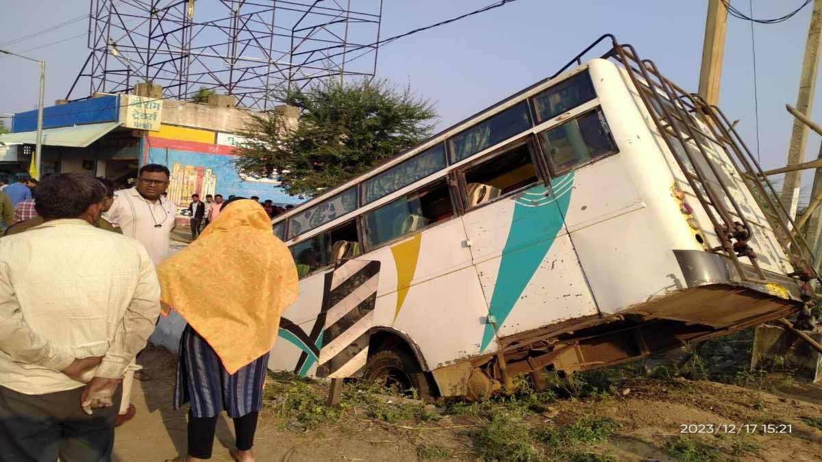 नाले में जा घुसी बेकाबू बस, यात्रियों में मचा हड़कंप