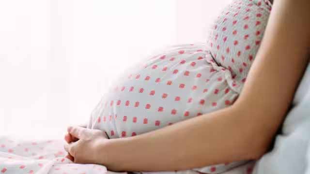 अस्पताल के सेड में प्रसव, 8 बजे के बाद ड्यूटी पर आते है स्टाफ
