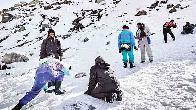 लाहुल घाटी में बर्फबारी के दीदार को खूब उमड़ रहे पर्यटक