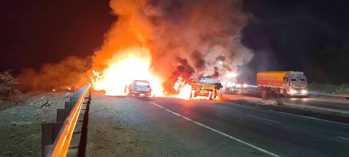 गाड़ियों में लगी भीषण आग, कई लोगों के जिंदा जलने की आशंका