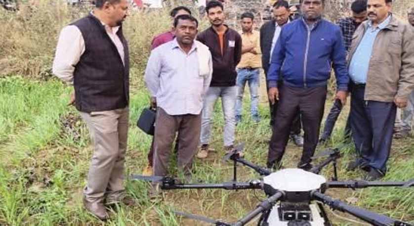 विकसित भारत संकल्प यात्रा में किसानों ने देखा ड्रोन से यूरिया छिड़काव का प्रदर्शन