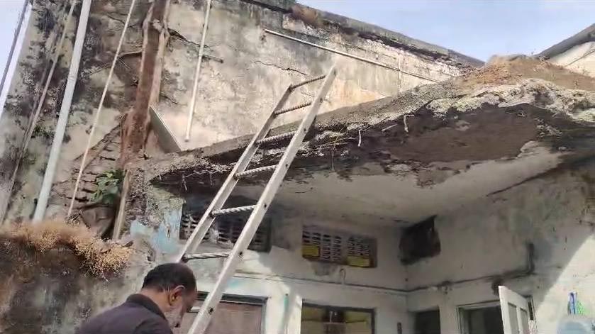 SECL के कॉलोनी में छज्जा गिरा, दहशत में रहवासी