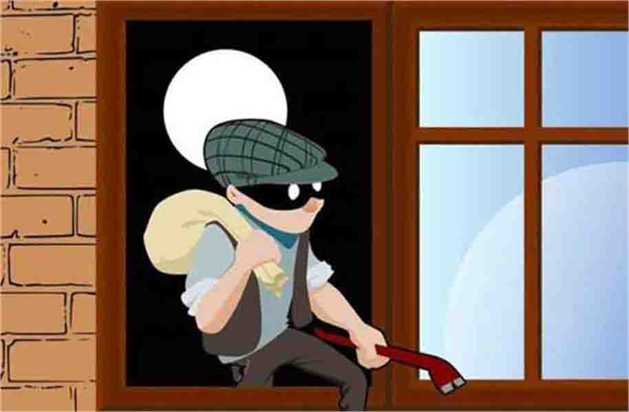 गोदाम को बनाया निशाना बना लाखों की सिगरेट ले उड़े चोर, घटना CCTV में कैद
