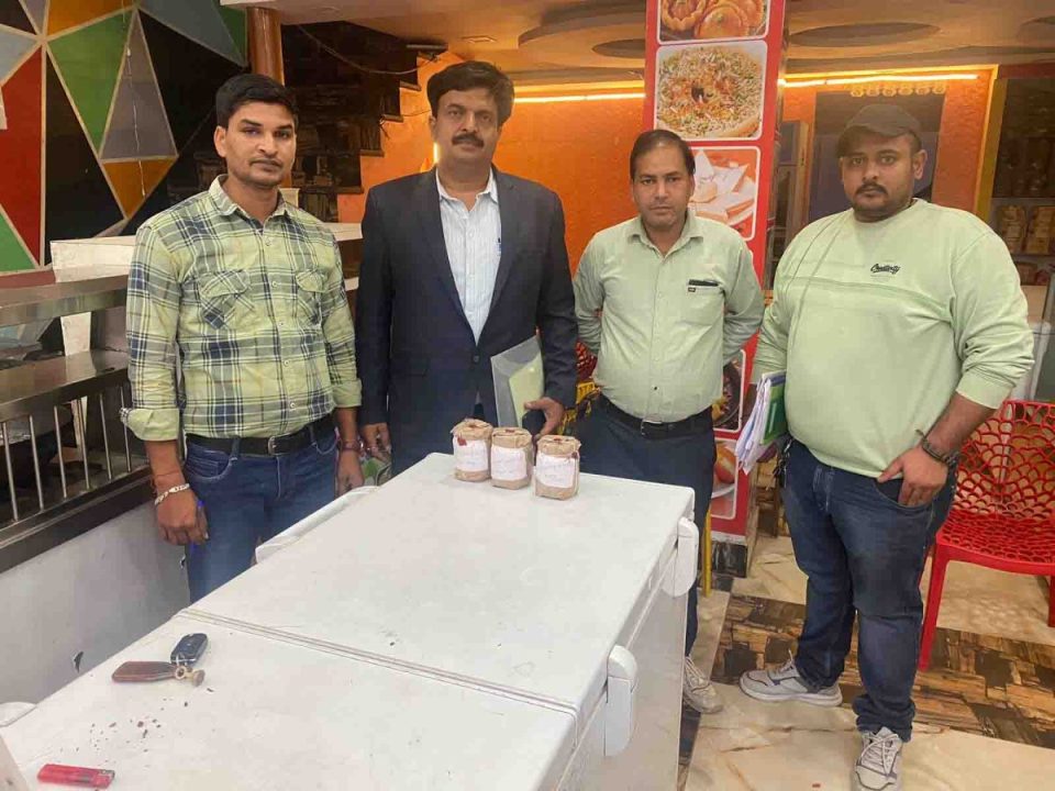 खाद्य सुरक्षा विभाग ने मारी रेड, मिठाईयों के लिए नमूने